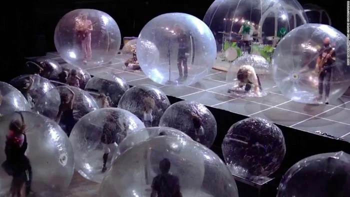 Membrii trupei The Flaming Lips în timpul concertului