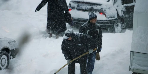 Pe drumurile din județ se acționează pentru deszăpezire.