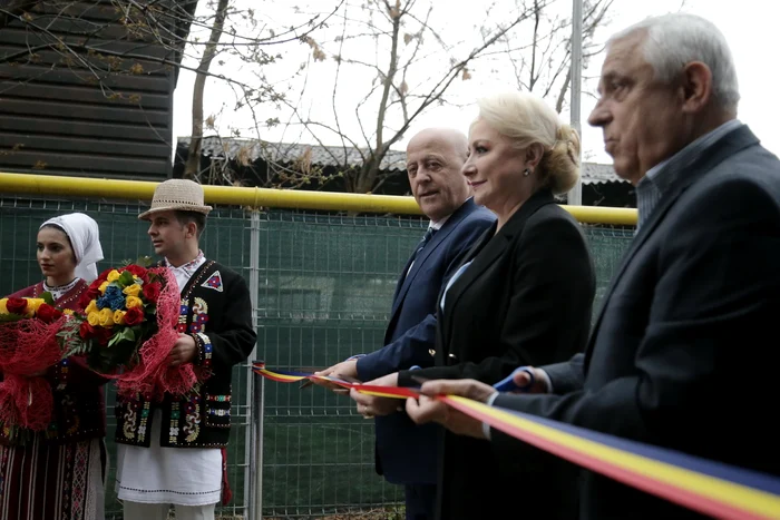 Horia Teodorescu (CJ), Viorica Dăncilă și Petre Daea la inaugurarea Bursei FOTO: Guvern