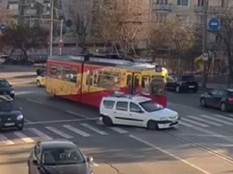 Momentul în care un șofer din Iași a fost lovit din plin de un tramvai, după ce nu s-a asigurat 