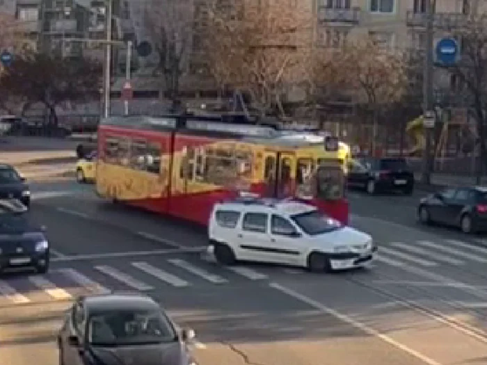 Șofer din Iași, lovit de tramvai/FOTO: Captură Youtube/Briscan Zara