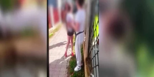 Imagini tulburătoare. O gaşcă de trei fete a băgat spaima în elevele din Găeşti VIDEO