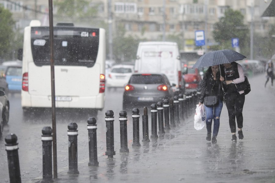Vremea în București, în weekend: temperaturile scad, ploi slabe, vânt de până la 60 de km/h
