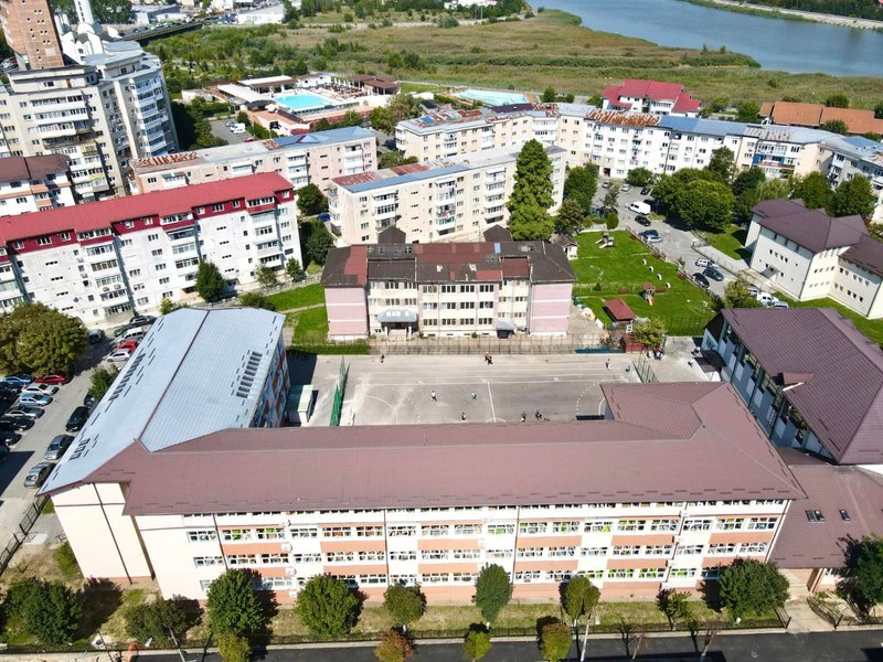 Învățătoarea care a jucat banii elevilor la păcănele a revenit la catedră cu salarii plătite retroactiv. Motivarea instanței