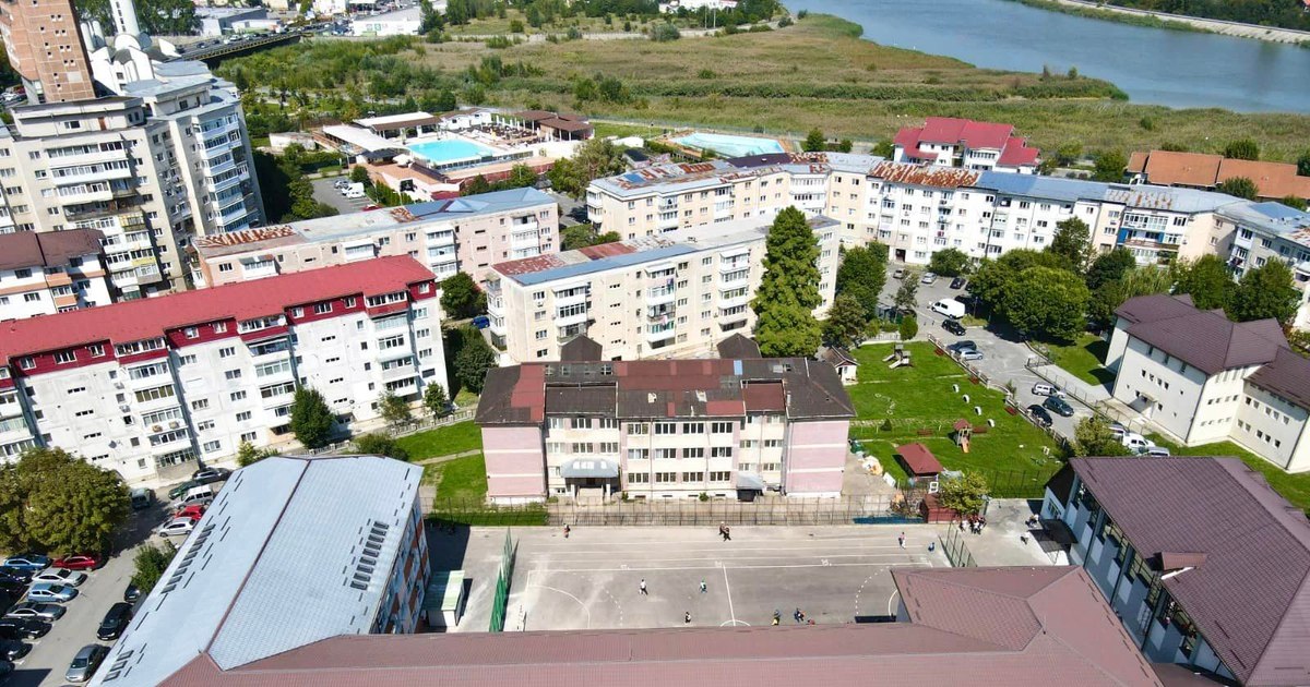 Învățătoarea care a jucat banii elevilor la păcănele a revenit la catedră cu salarii plătite retroactiv. Motivarea instanței