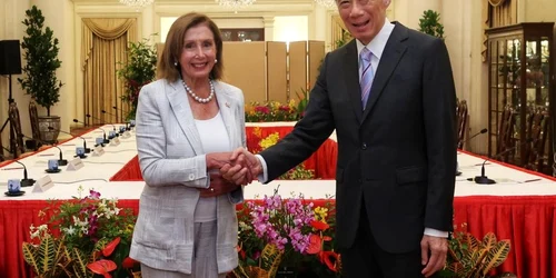 Nancy Pelosi fiind primită de premierul singaporez Lee Hsien Loong FOTO EPA-EFE