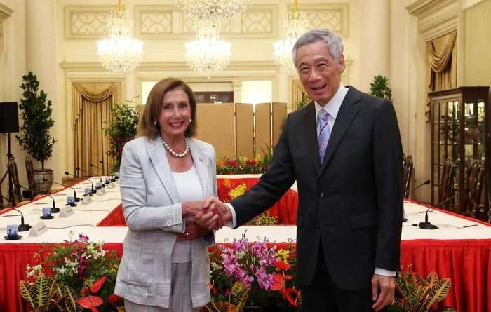 Nancy Pelosi fiind primită de premierul singaporez Lee Hsien Loong FOTO EPA-EFE