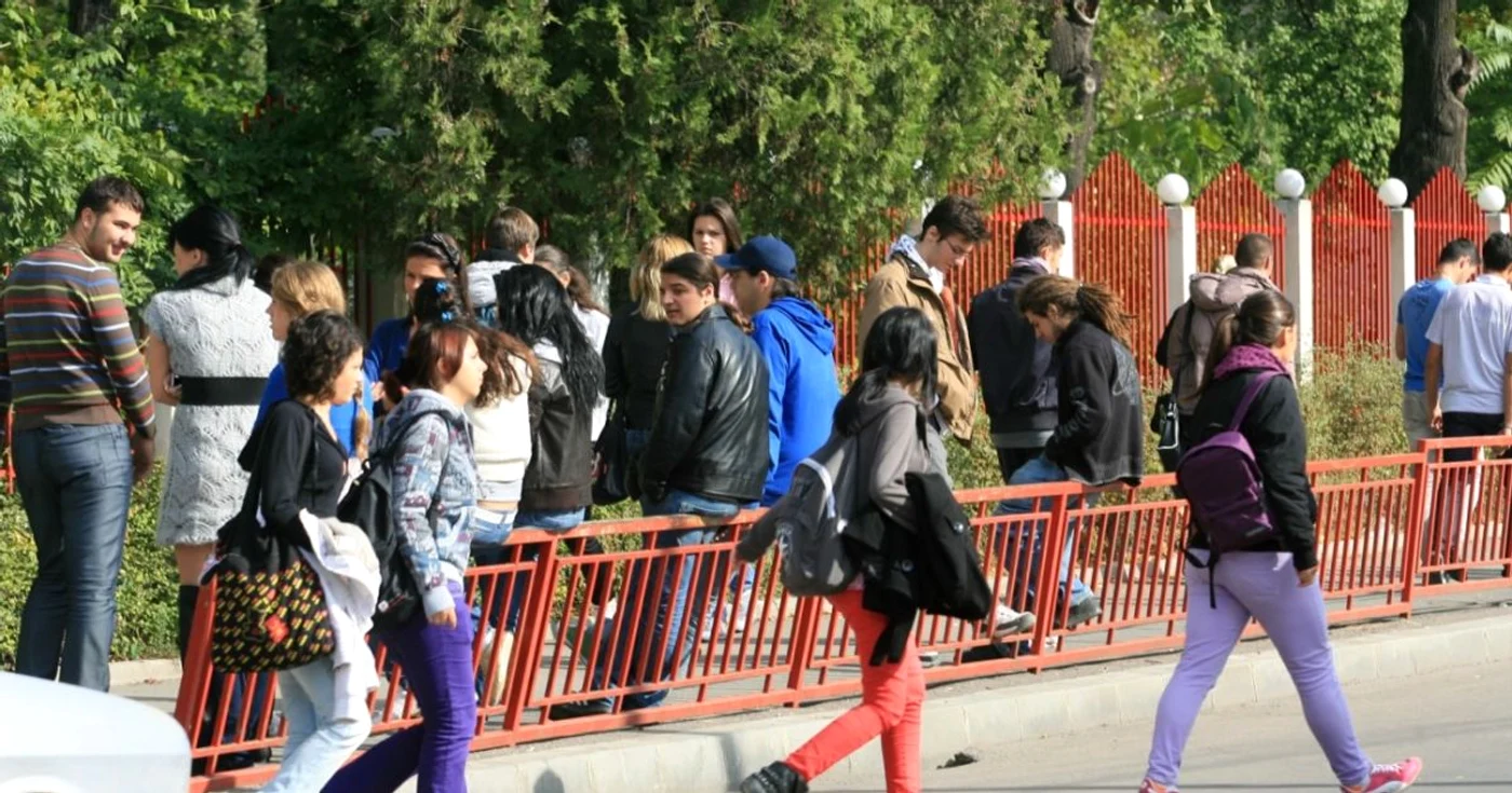 Elevi în preajma liceului FOTO Adevărul