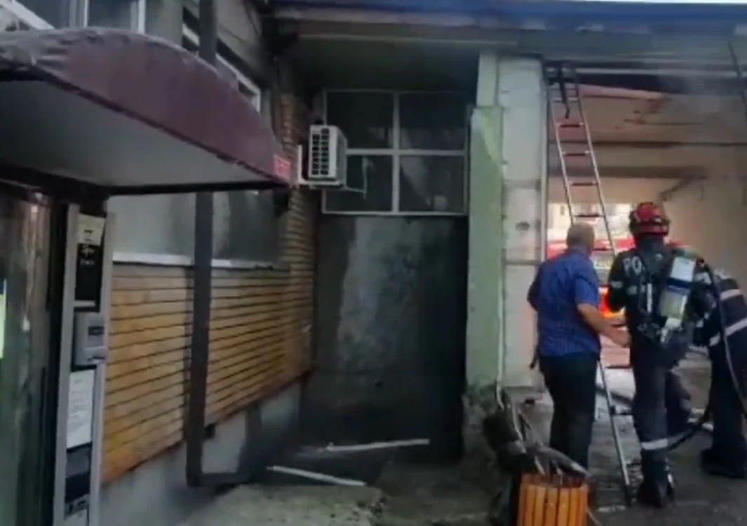 
    Incendiul a fost stins de pompierifoto: captura Facebook  