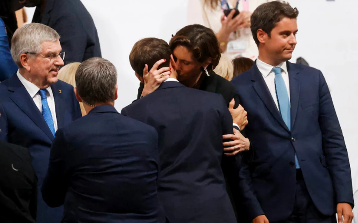 Emmanuel Macron, sărutat de ministrul sportului. Foto: The Guardian