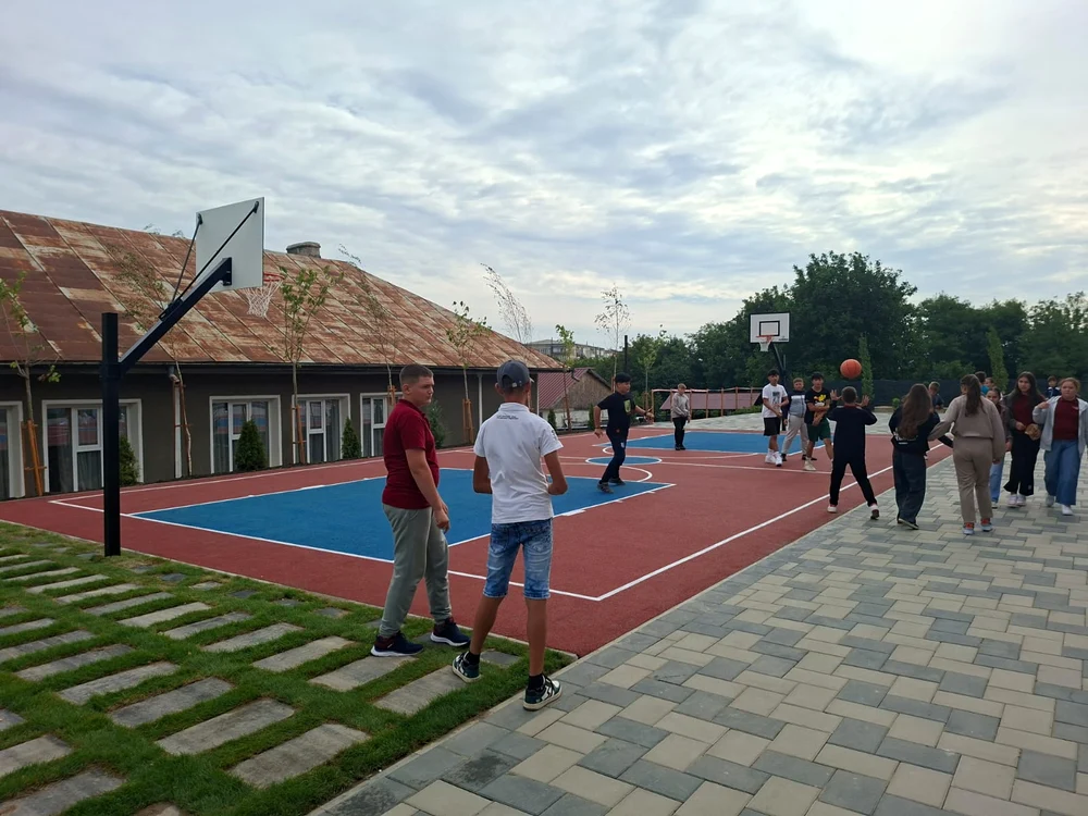 Terenul de baschet al școlii FOTO Cosmin Zamfirache