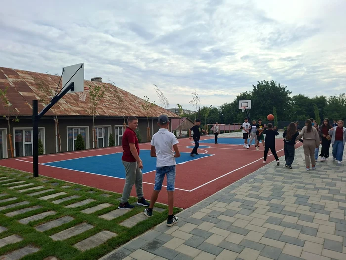 Terenul de baschet al școlii FOTO Cosmin Zamfirache