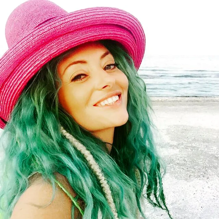 
    Delia (33 de ani) și-a vopsit părul în culorile curcubeuluifoto: Arhiva Personală  