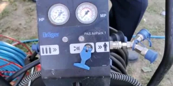 Imagini de la intervenţia dramatică de salvare a unei femei dintr-o fântână adâncă şi îngustă
