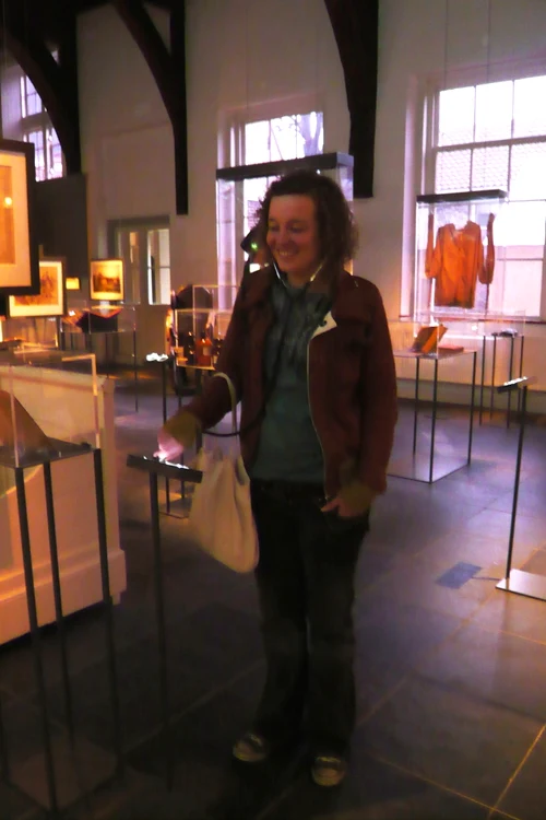 Vizitatoare participând la un experiment interactiv FOTO wikipedia