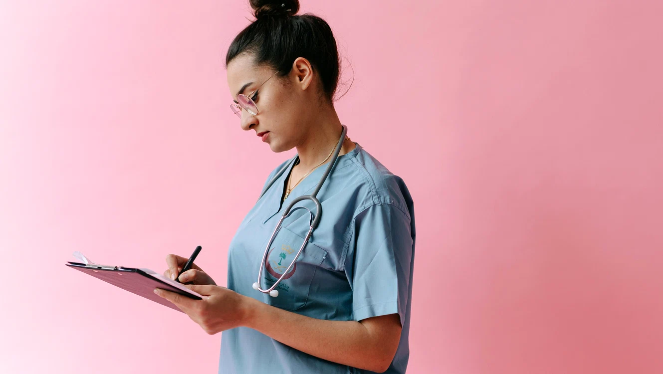 Câți bani câștigă o asistentă medicală în Spania în 2026 / foto: Pexels