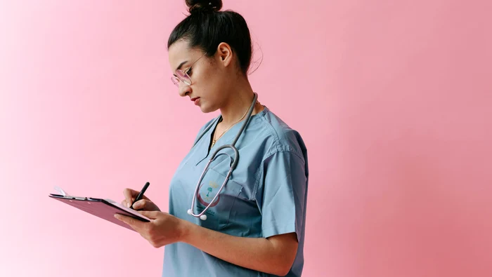 Câți bani câștigă o asistentă medicală în Spania în 2026 / foto: Pexels