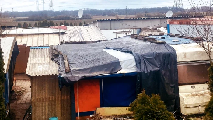 Satul de containere de la o fermă din zona Baden - Germania, în care sunt cazaţi 100 de lucrători sezonieri din România; Foto Dominic Körner / BNN