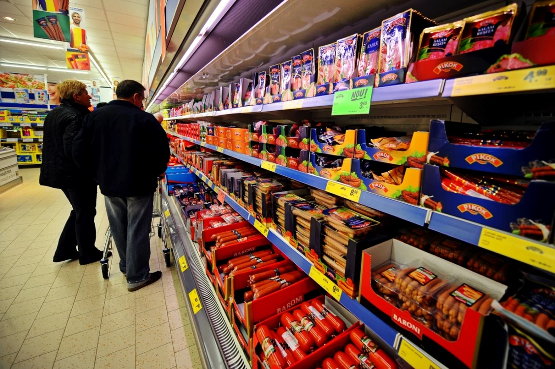 Legea obligă comercianţii să doneze produse alimentare înainte de data de expirare