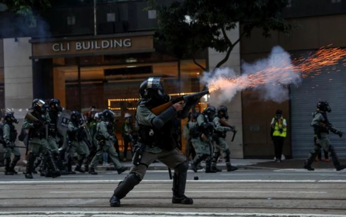 Forţele de ordine intervenind împotriva unor protestatari din Hong Kong FOTO EPA-EFE