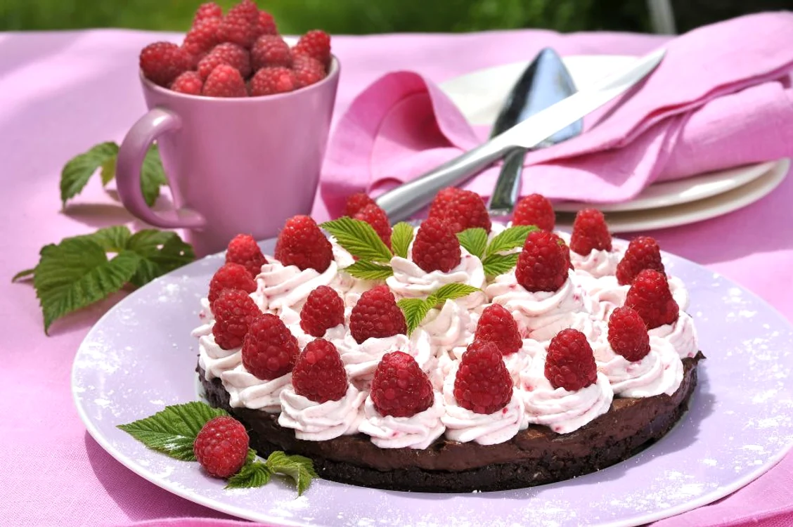 tort cu zmeura si crema de ciocolata jpeg