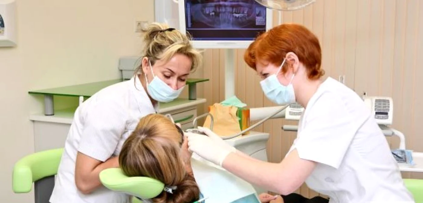 Asistenţa medicală va fi asigurată de medici rezidenţi sau de catedra de reabilitare orală a  Facultăţii de Medicină Dentară FOTO Adevărul