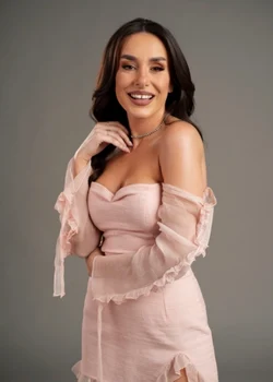 Andreea Frățilă se află la cârma show-ului „Summer Star”, alături de Andrei Ștefănescu Foto: Antena 1