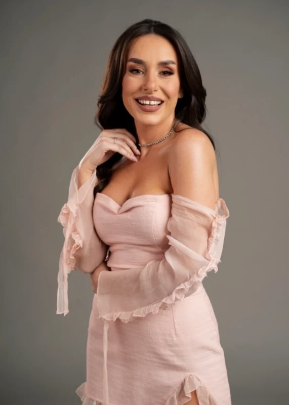 Andreea Frățilă se află la cârma show-ului „Summer Star”, alături de Andrei Ștefănescu Foto: Antena 1