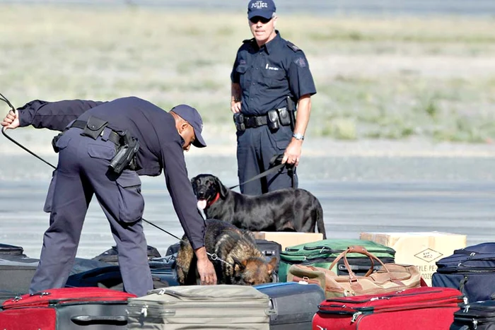 În 2012, Rihanna a fost fotografiată în timp ce fuma o ţigară suspectă (Fotografii: giliver / splashnews/ reuters)