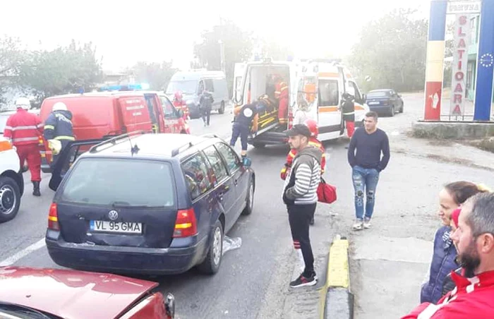 Trei maşini au fost implicate în accident FOTO: Facebook/Prioteasa Cristi