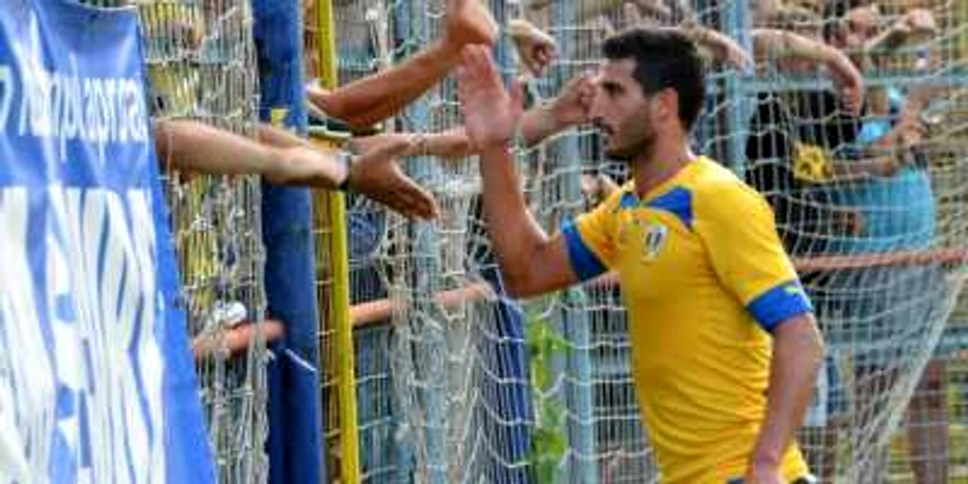Hamza, salutând suporterii ploieşteni. Aceştia i-au promis sprijin necondiţionat. FOTO doarpetrolul.ro