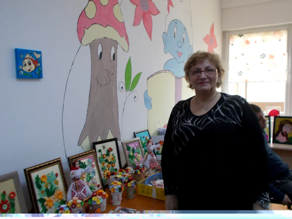 Tudora zanfir lucrează, alături de alte mame, obiecte pentru luna martie, la Centrulo de Zi pentru persoane cu handicap FOTO I.S.