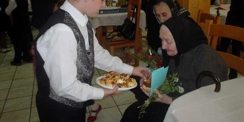 Reşiţa: Bătrânii au fost sărbătoriţi de ziua lor
