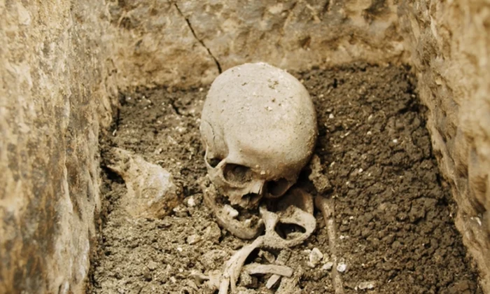 Descoperire arheologică rarisimă la Cluj  Ce conţine sarcofagul roman găsit intact cu ocazia lucrărilor de modernizare VIDEO png