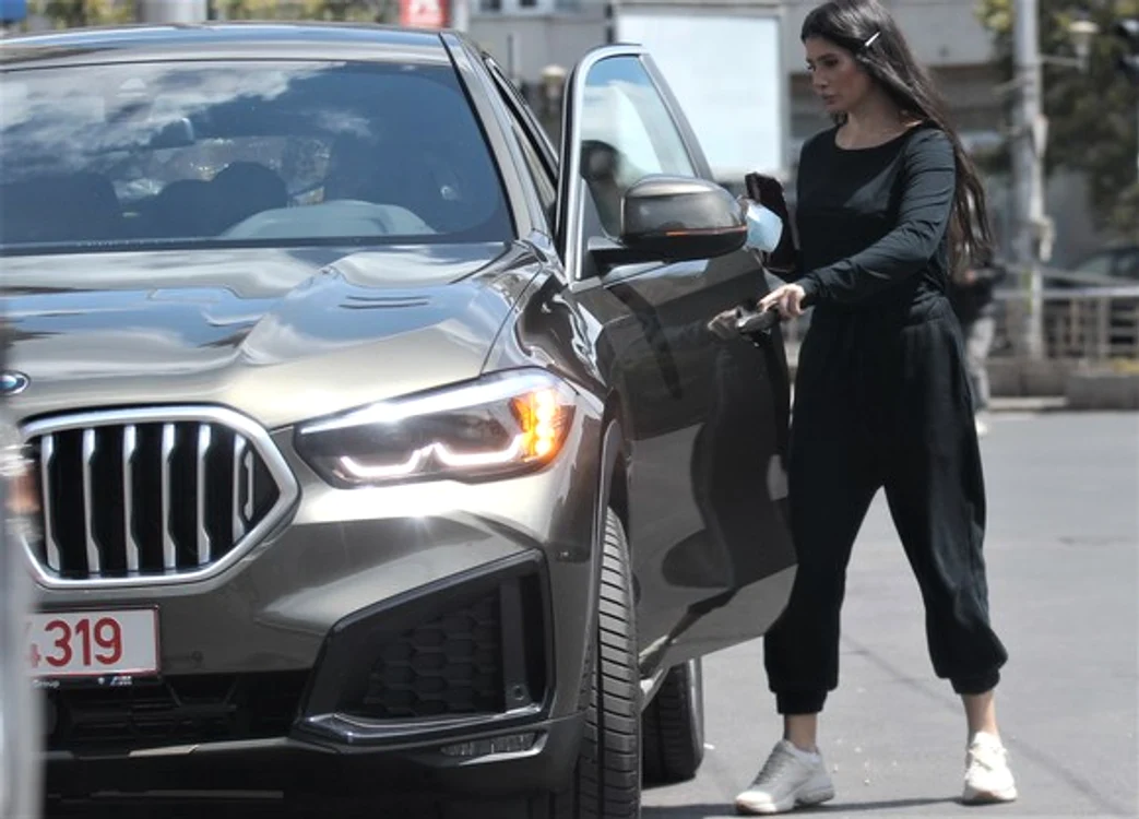 
    Elena Băsescu, alături de mașina ei, un BMW X6foto: Blitz/Click!  