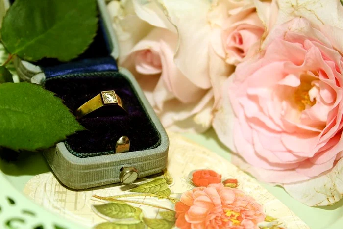În trecut, inelul de logodnă era făcut din fier şi purtat pe degetul mijlociu stâng @shutterstockclickpentrufemei.ro