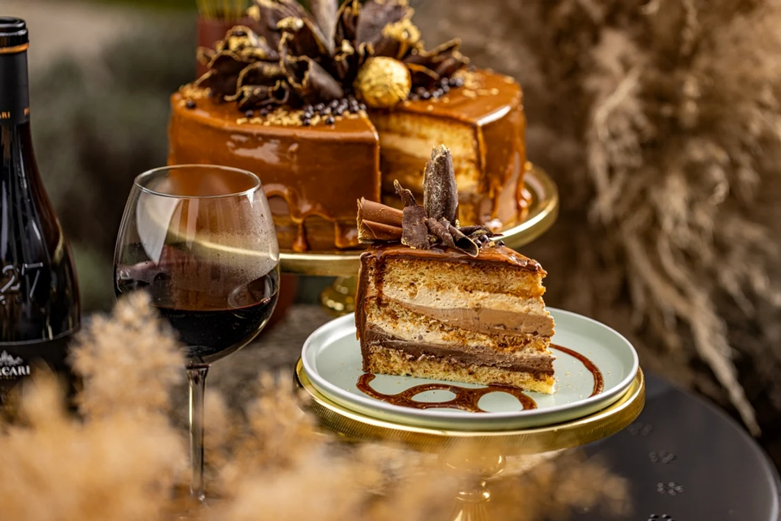 tort ciocolata caramel shutterstock 2082121645 jpg