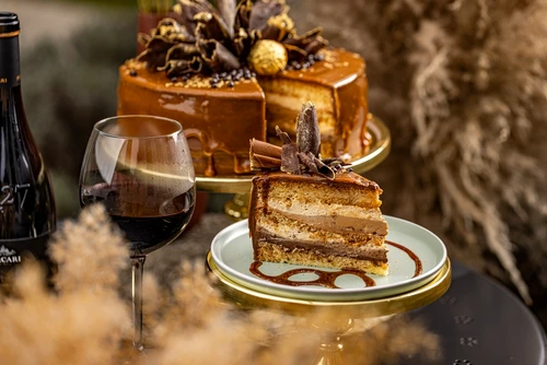 tort ciocolata caramel shutterstock 2082121645 jpg
