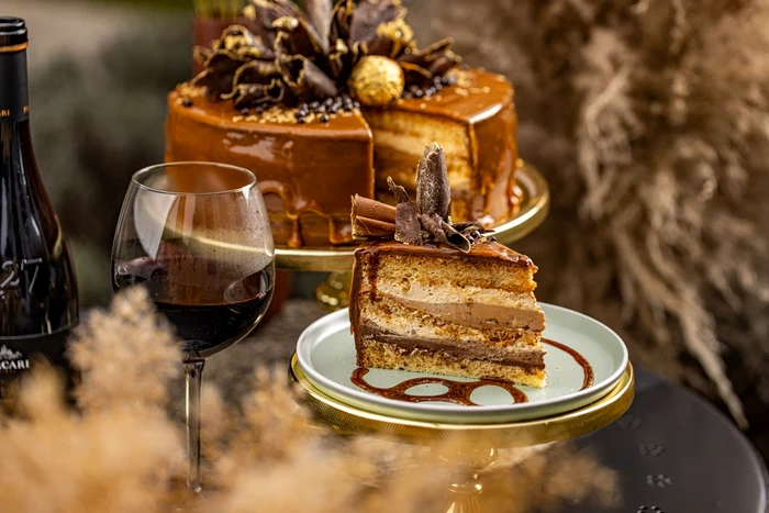 tort ciocolata caramel shutterstock 2082121645 jpg
