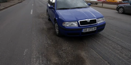 Una dintre gropile de pe strada Râului din Sibiu are o lungime de peste 1m  (foto: A. Poenariu)