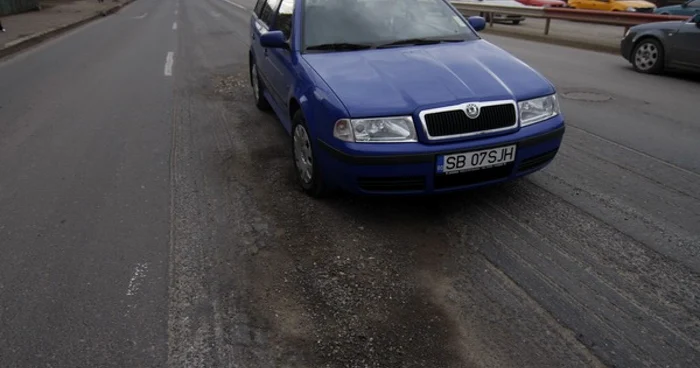 Una dintre gropile de pe strada Râului din Sibiu are o lungime de peste 1m (foto: A. Poenariu)