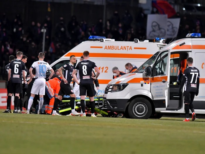 Pe teren au pătruns două ambulanțe (Foto: sportpictures.eu)