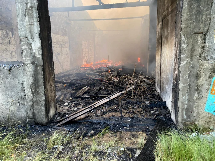 Pompierii de la ISU Ilfov intervin pentru lichidarea incendiului 