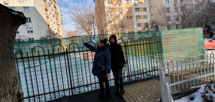 Panseluța Tudorică, locatară la etajul 7, și fiica ei, Ionela. foto: Click!