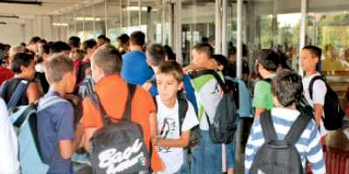 Elevii români, integraţi rapid la şcoală