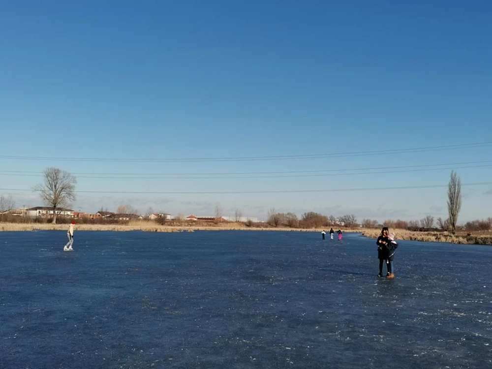 Lacul de lângă Timişoara a devenit patinoar natural FOTO Ş.Both