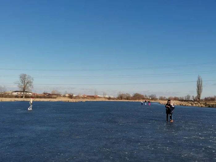 Lacul de lângă Timişoara a devenit patinoar natural FOTO Ş.Both