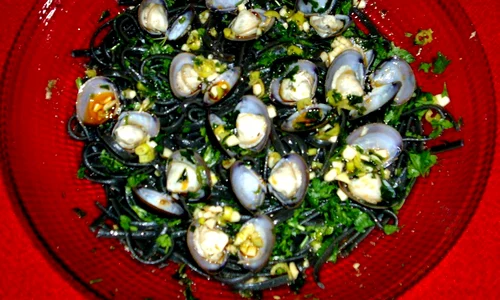 scoici cu paste linguini cu cerneala de sepie jpeg