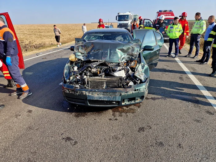 Autoturism implicat în accidentul de pe drumul E 574, în județul Olt FOTO: martor