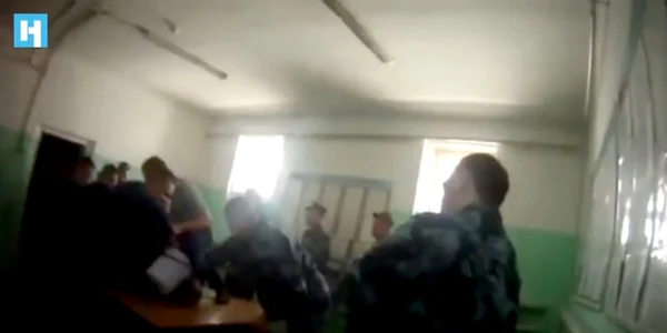 Un prizonier rus este bătut de mai mulţi gardieni FOTO Novaya Gazeta via ABC News